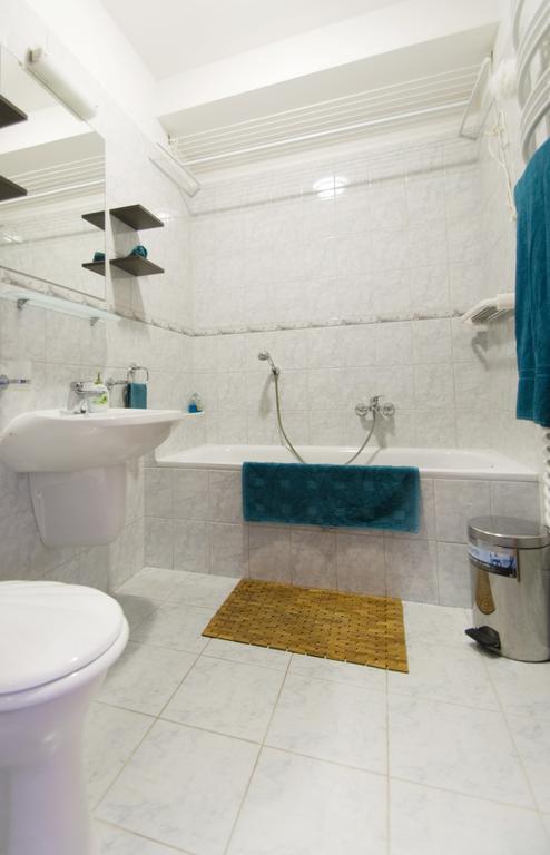 Kornelia Apartment *